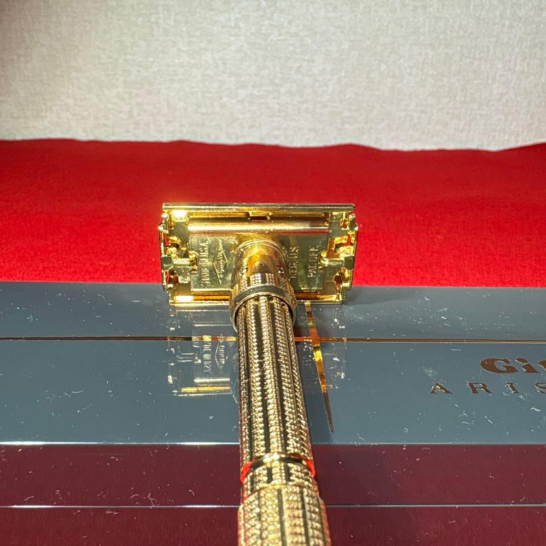 未使用　Gillette ARISTOCRAT 髭剃り　剃刀　ゴールド　替刃付