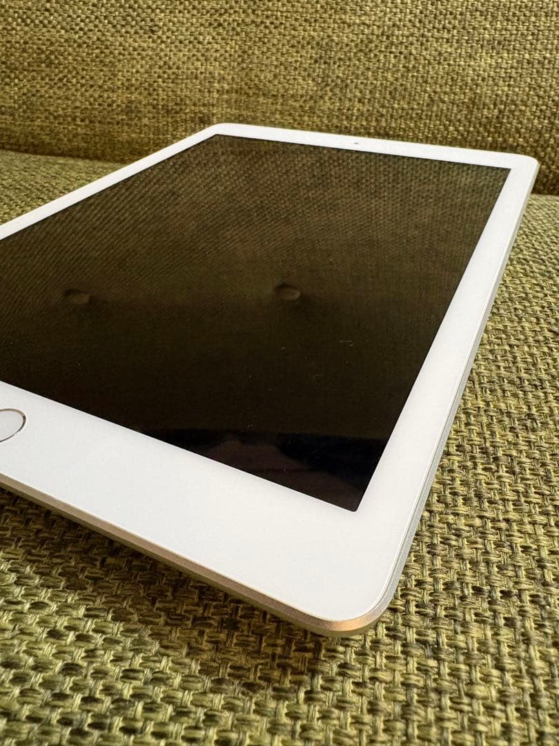 ［美品］Apple iPad グレー 第6世代 32G Wi-Fiモデルおまけ付