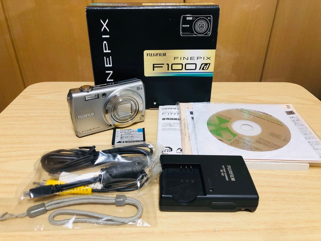 FUJIFILM FinePix F100fd コンパクトデジタルカメラ美品