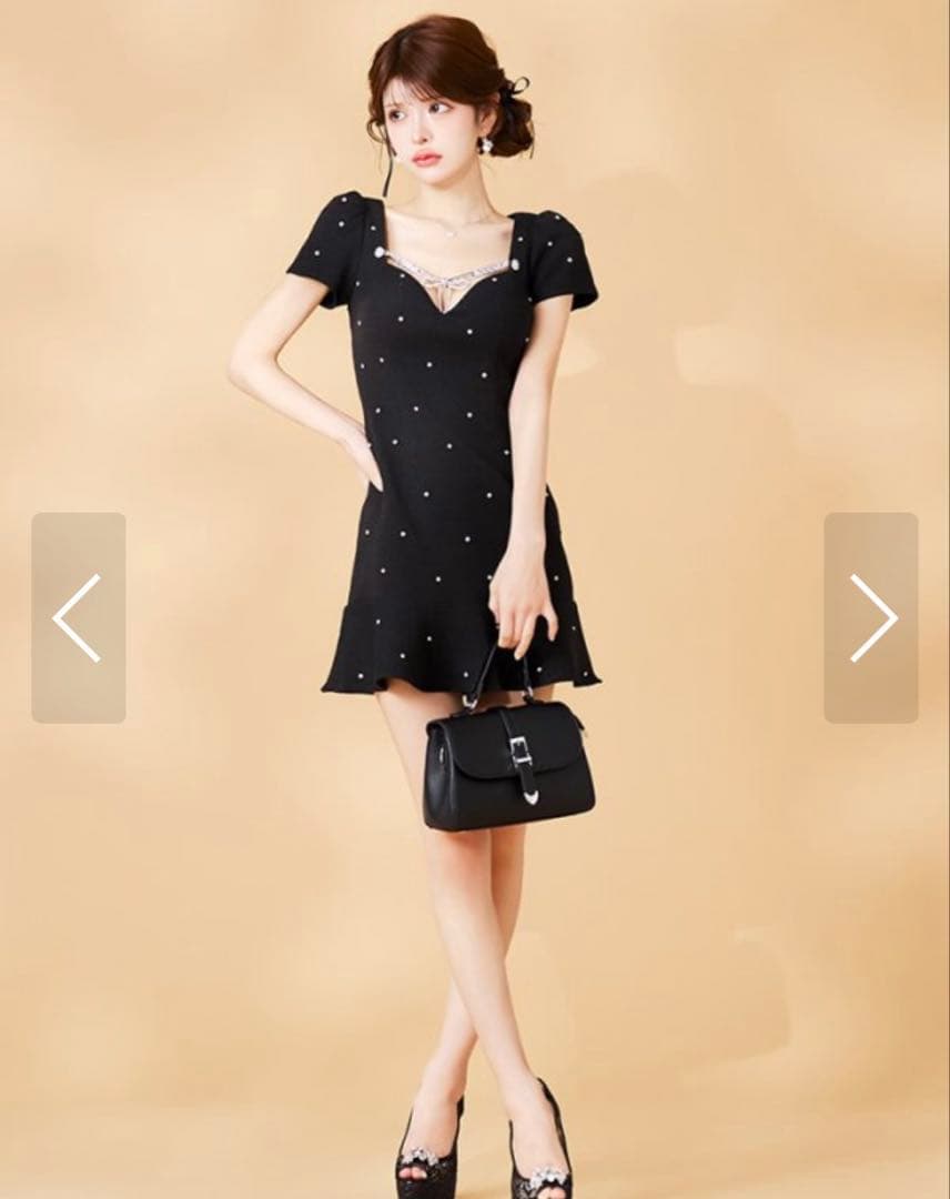 パール装飾付き黒ショートドレス