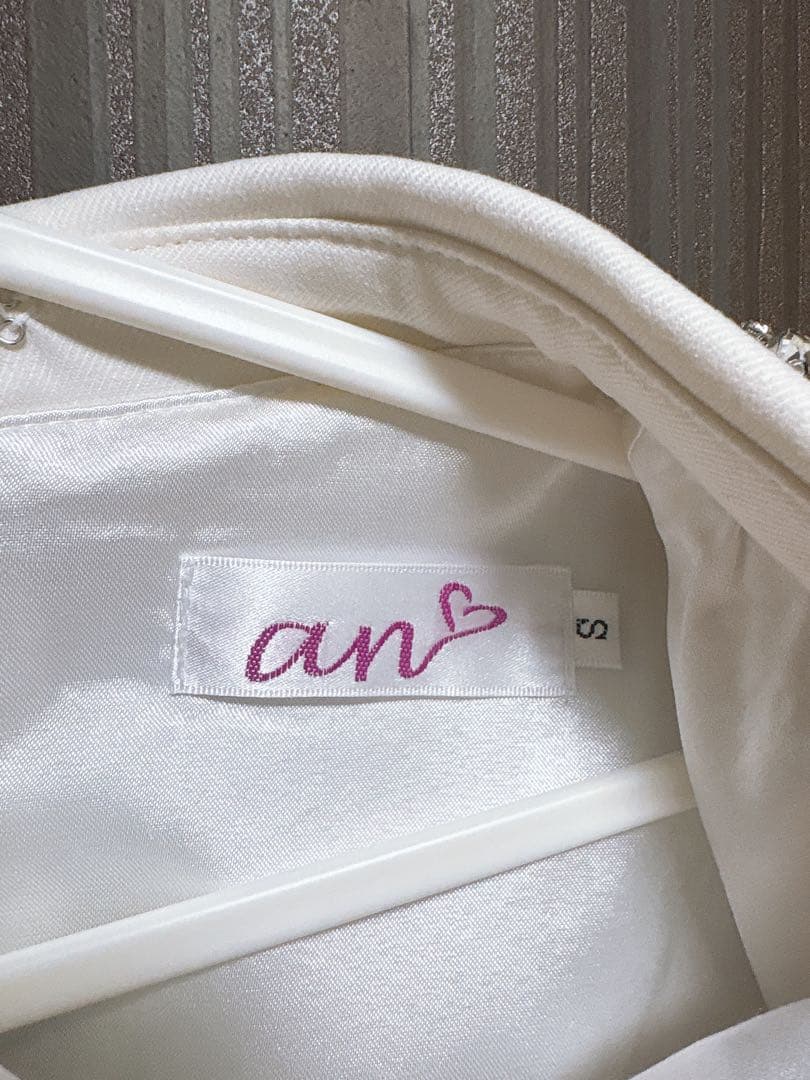 an ビジュー付きホワイトドレス