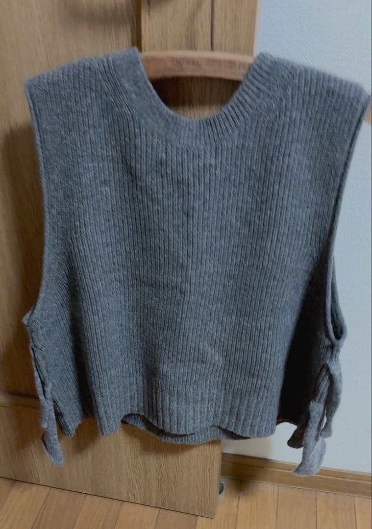 tumuguフリル付きグレーニットベスト今季