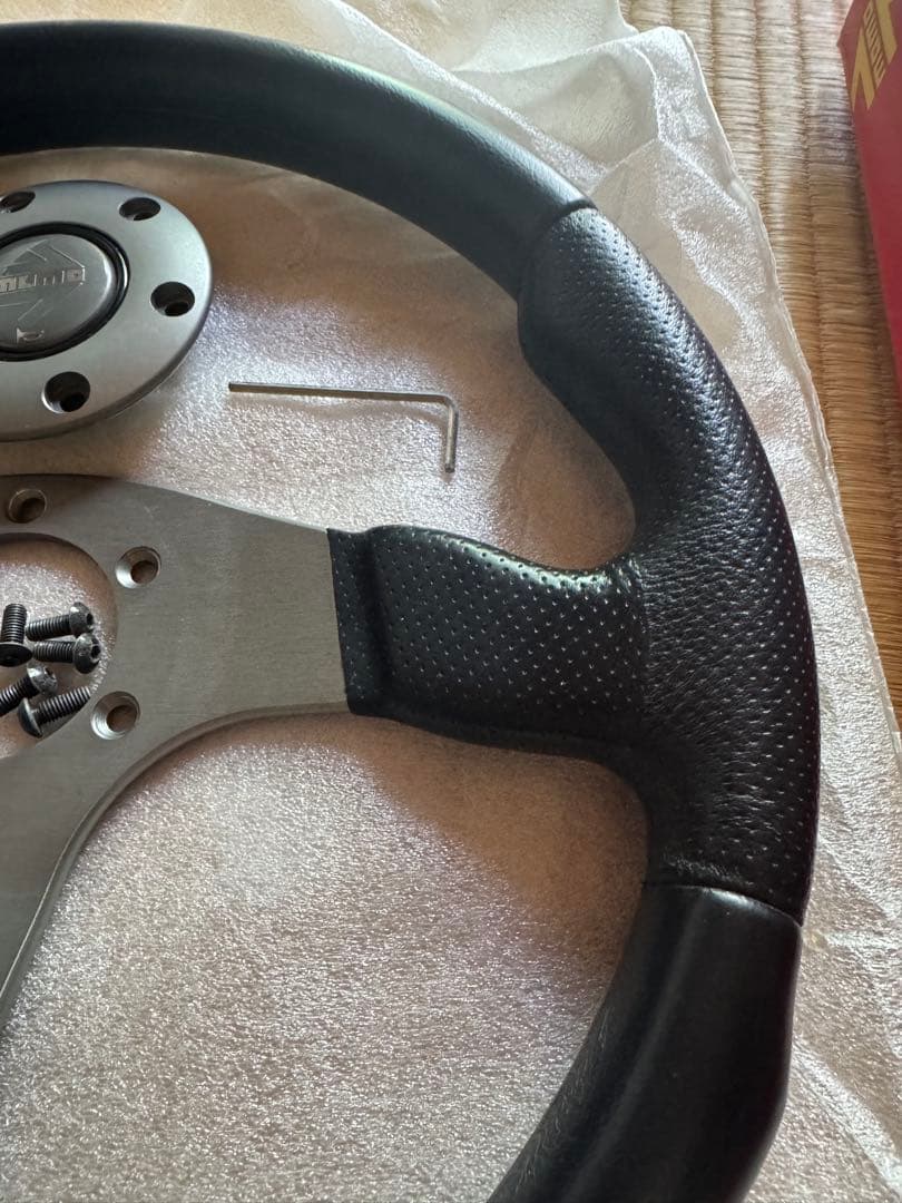 箱付き！MOMO RACE ステアリング　35パイ