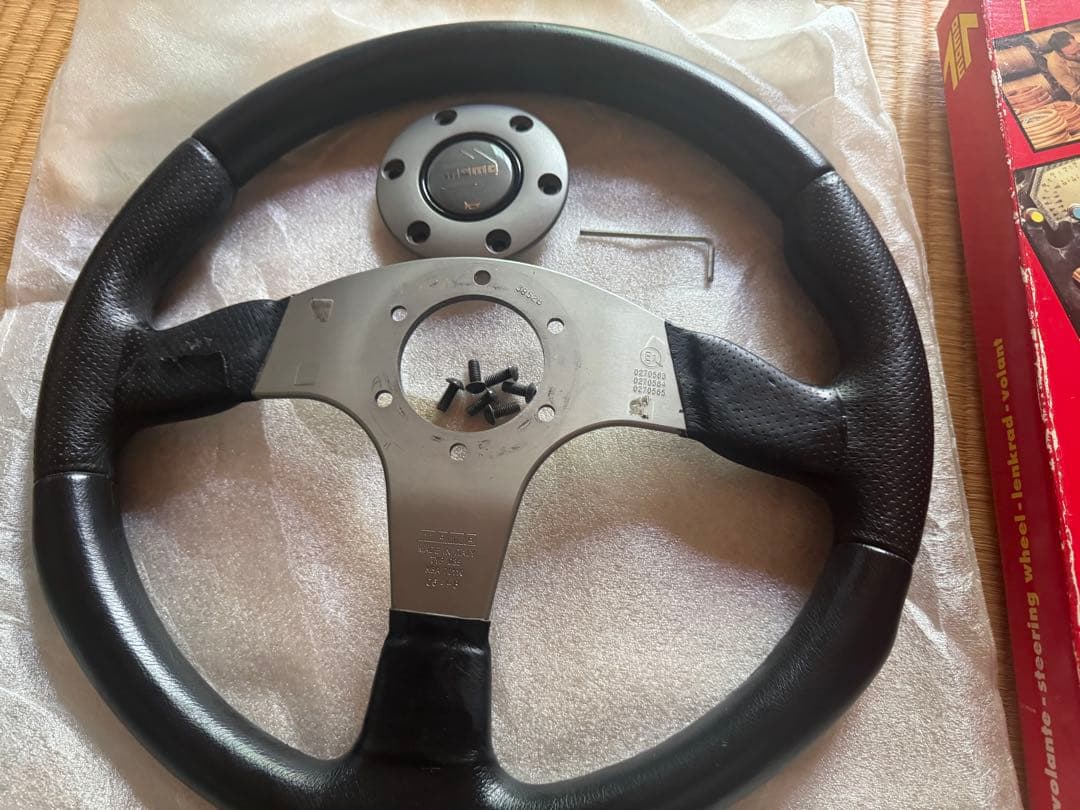 箱付き！MOMO RACE ステアリング　35パイ