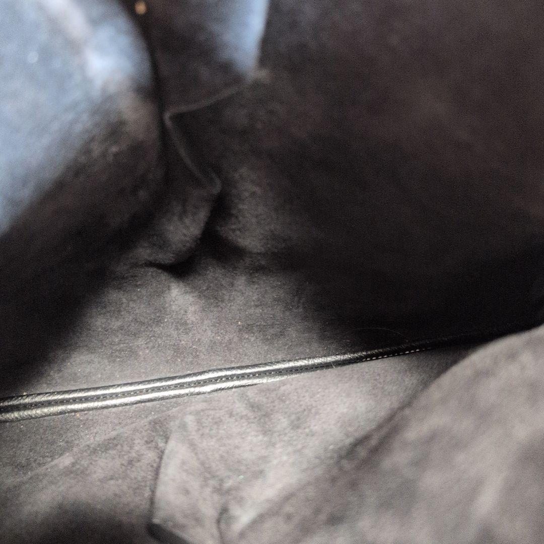 ブラックレザーショルダーバッグ Hロゴ付き