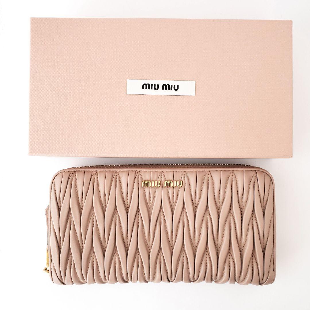 miu miu　ラウンド長財布　マテラッセ　レザー　ピンクベージュ　ミュウミュウ
