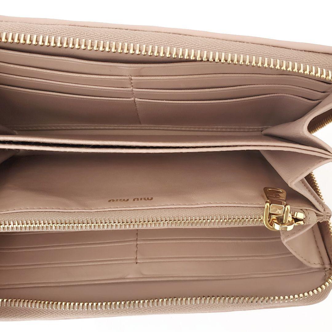 miu miu　ラウンド長財布　マテラッセ　レザー　ピンクベージュ　ミュウミュウ