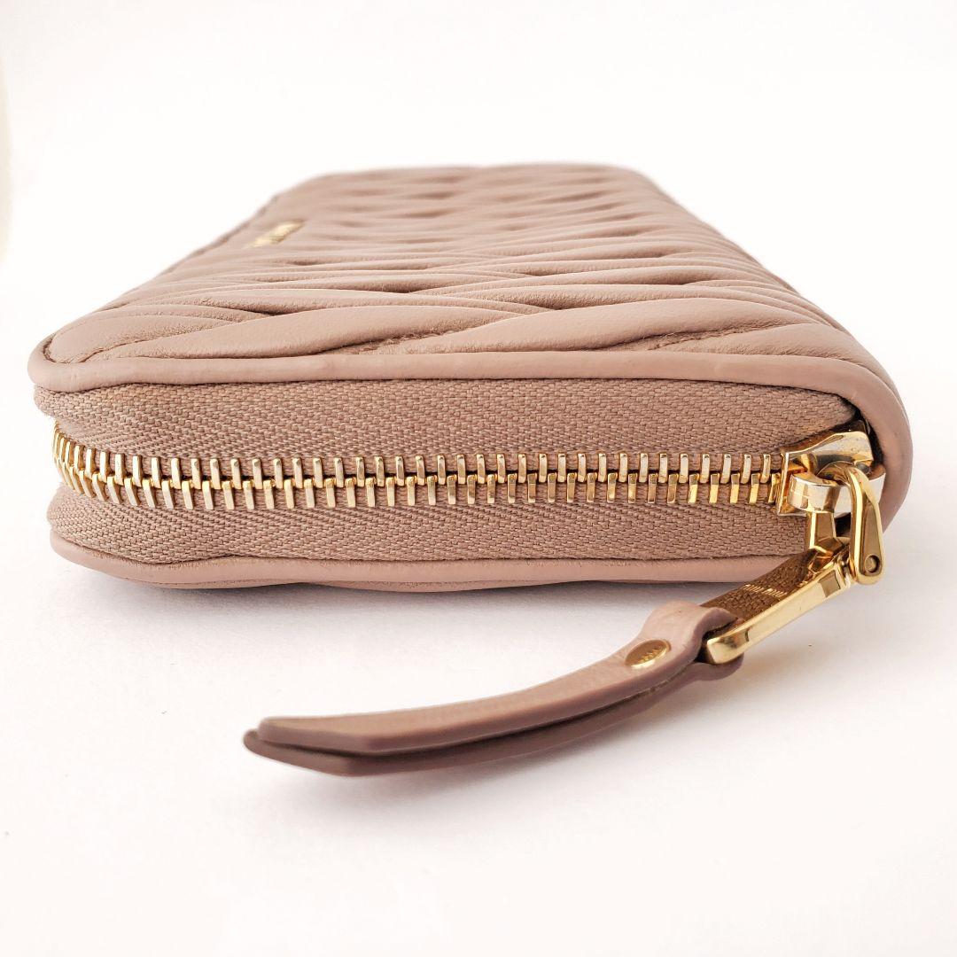 miu miu　ラウンド長財布　マテラッセ　レザー　ピンクベージュ　ミュウミュウ