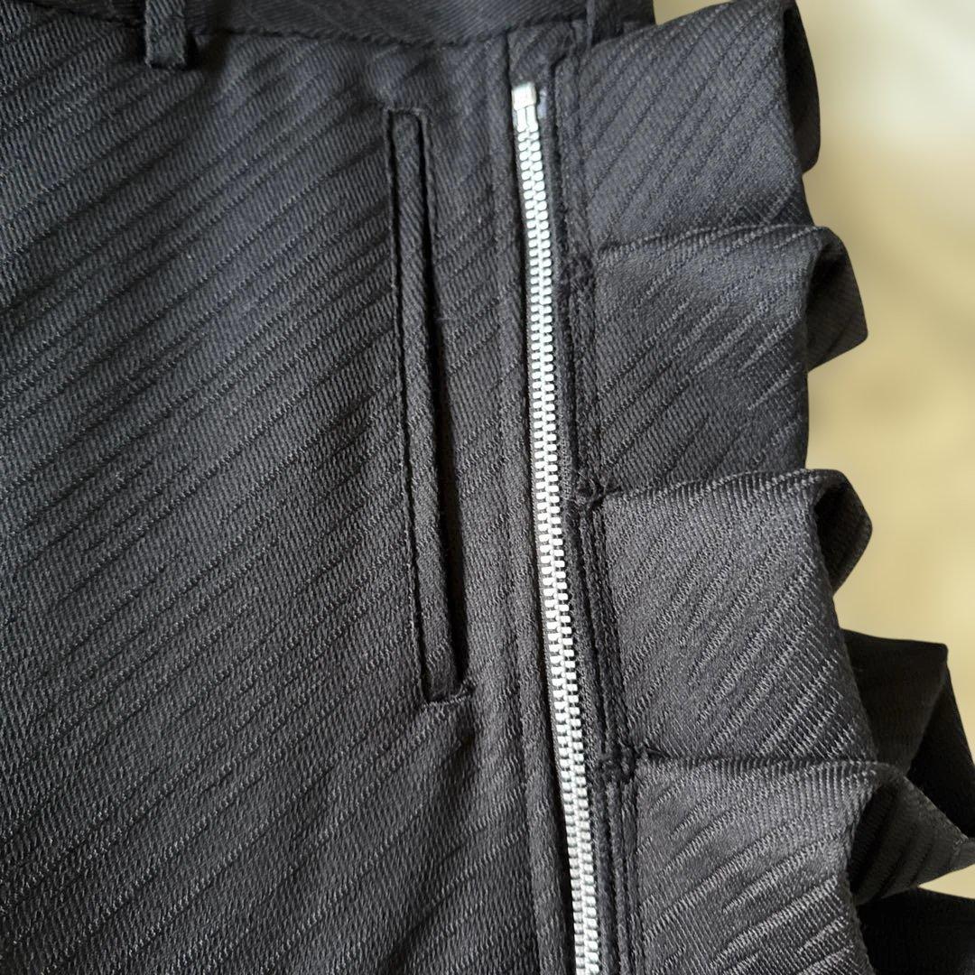 コムデギャルソンオムプリュス25S/S フリル付きサイドジッパー黒ショーツ