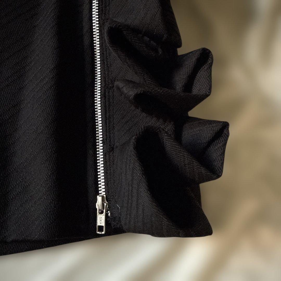 コムデギャルソンオムプリュス25S/S フリル付きサイドジッパー黒ショーツ