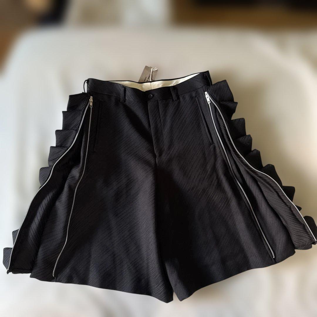 コムデギャルソンオムプリュス25S/S フリル付きサイドジッパー黒ショーツ