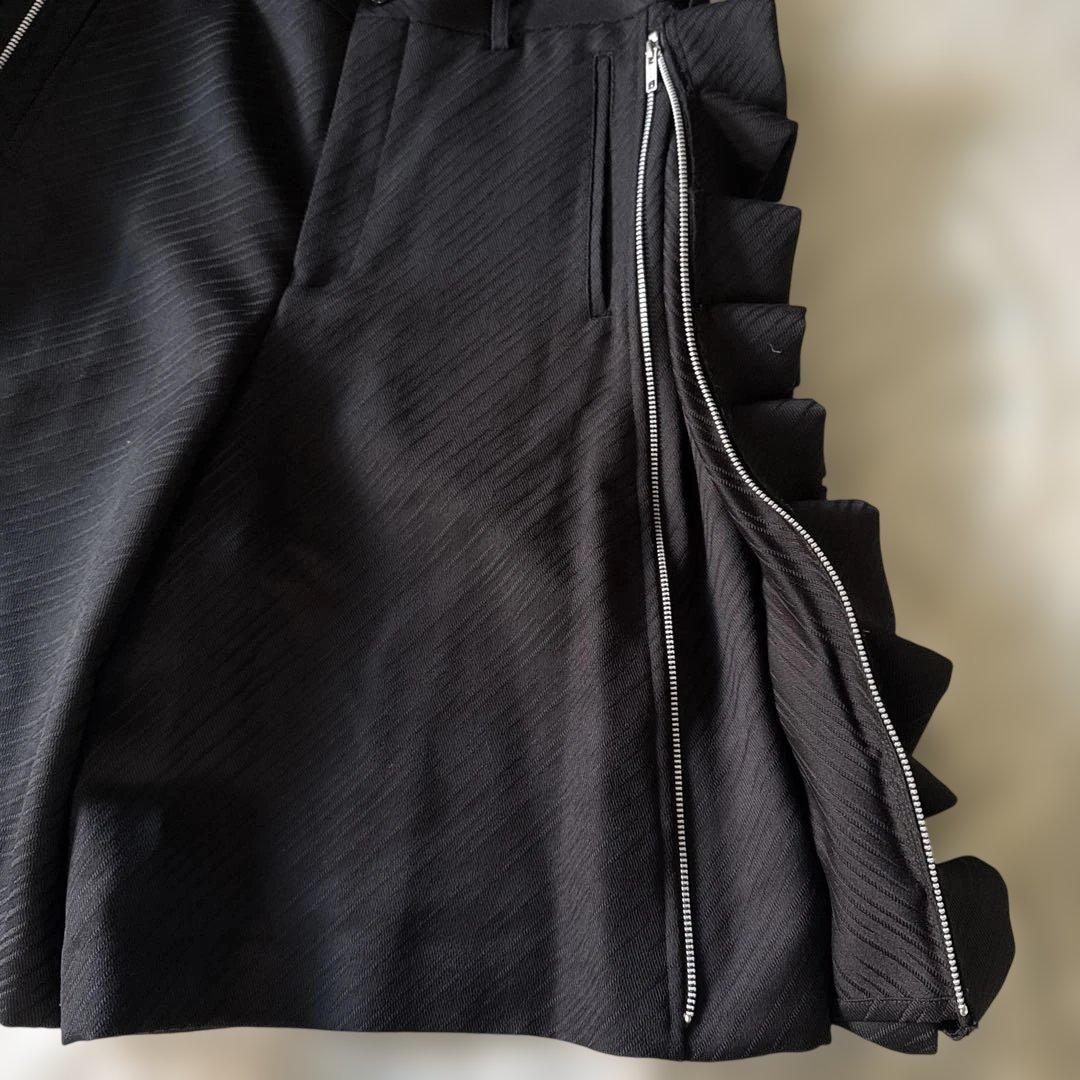 コムデギャルソンオムプリュス25S/S フリル付きサイドジッパー黒ショーツ