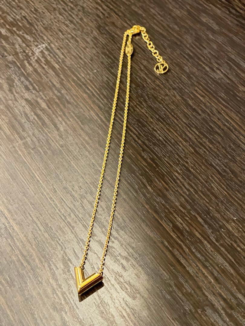 ゴールド V字型 ネックレス