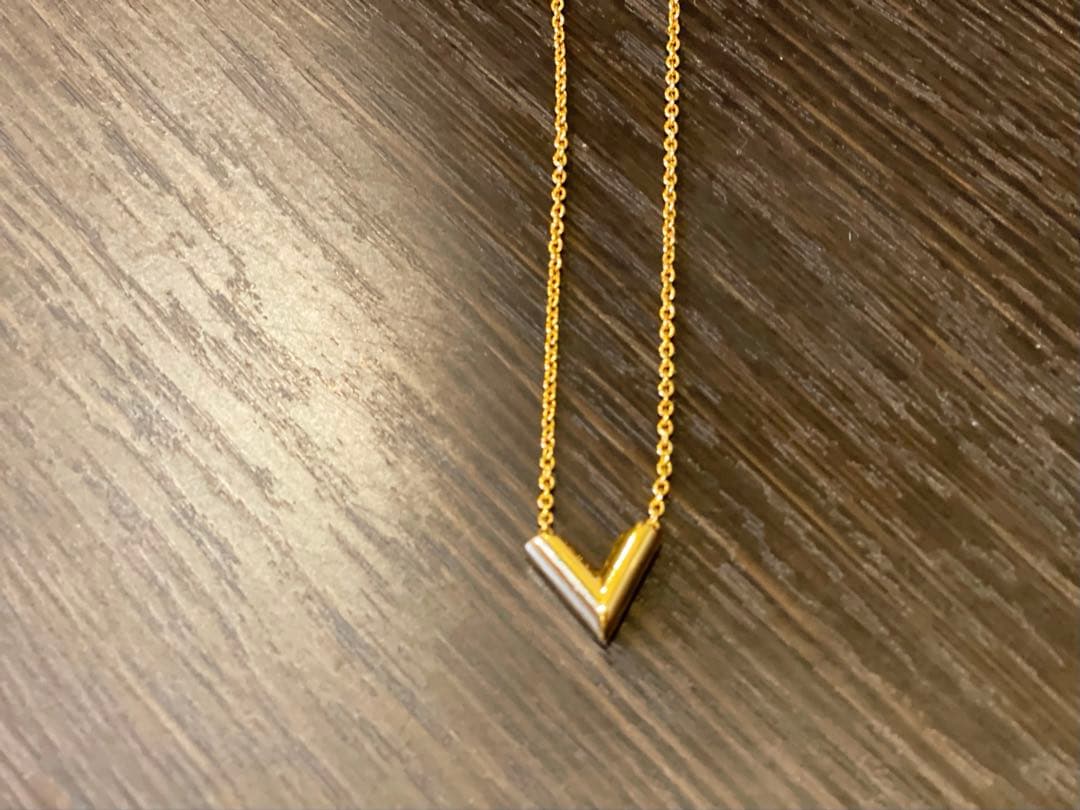 ゴールド V字型 ネックレス