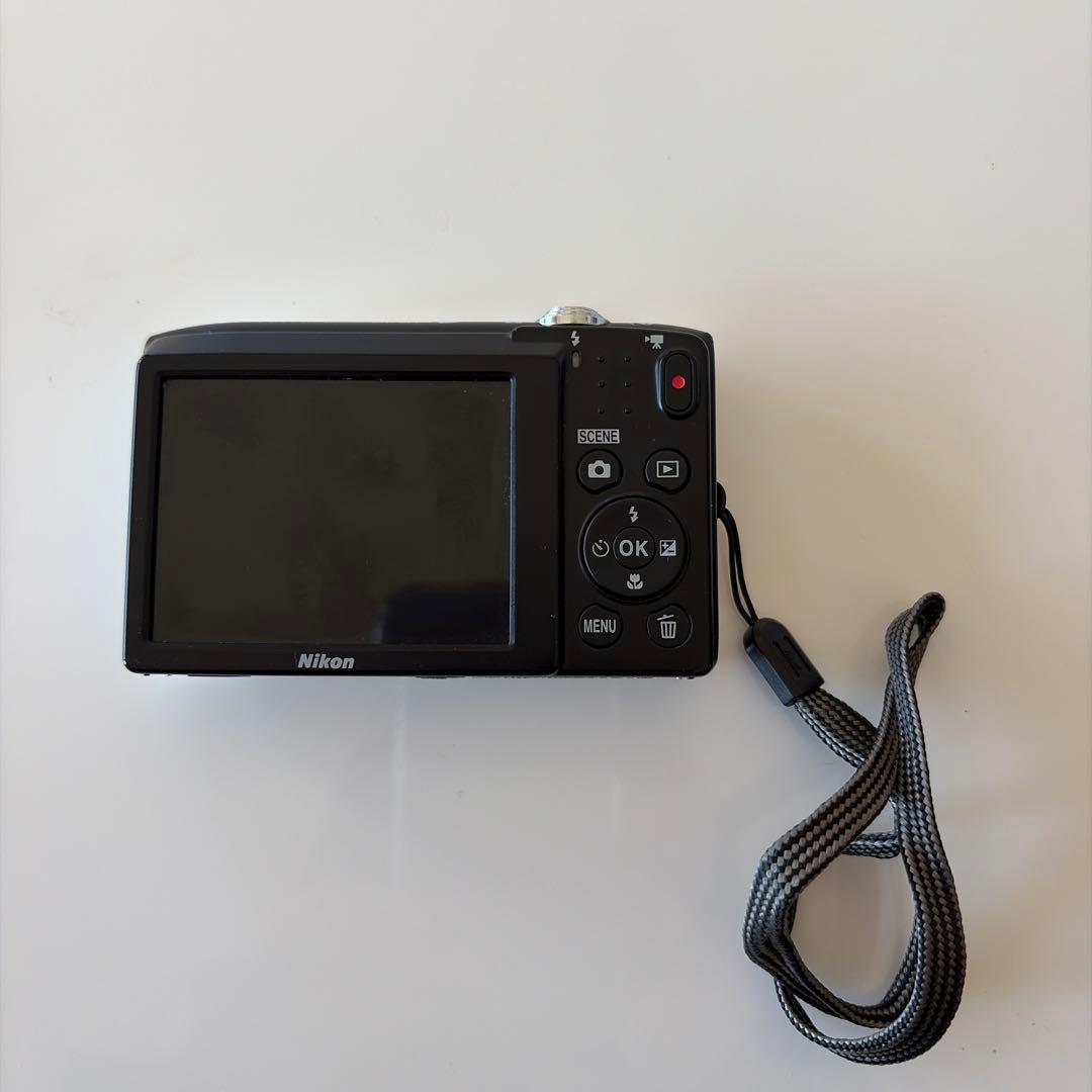 訳あり　Nikon COOLPIX A100 シルバー コンパクトデジタルカメラ