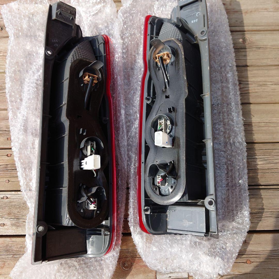 ハイエース　5型後期　純正テールランプ 左右セット