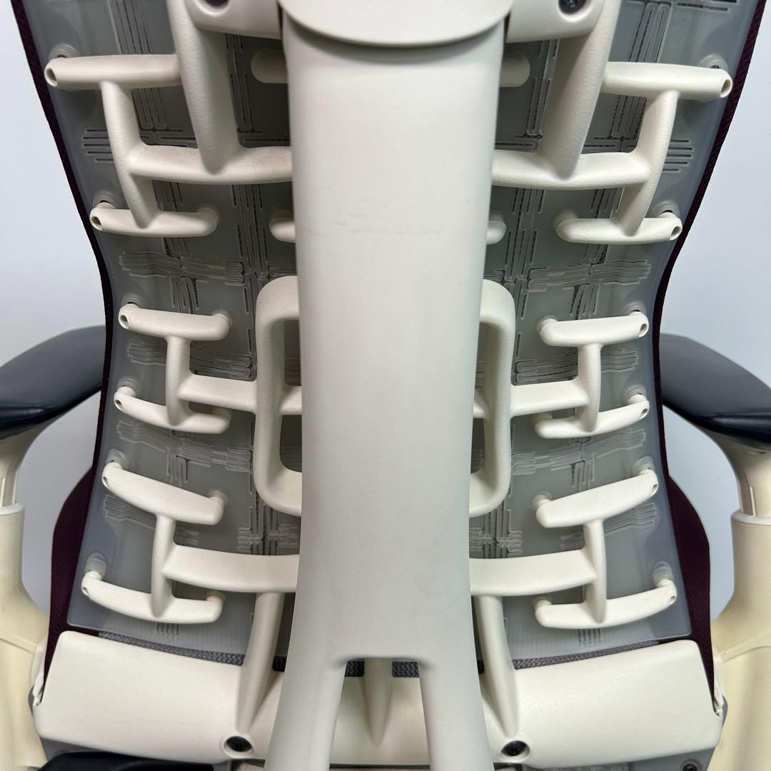 ②エンボディチェア ハーマンミラー ホワイト Embody えんじ色系