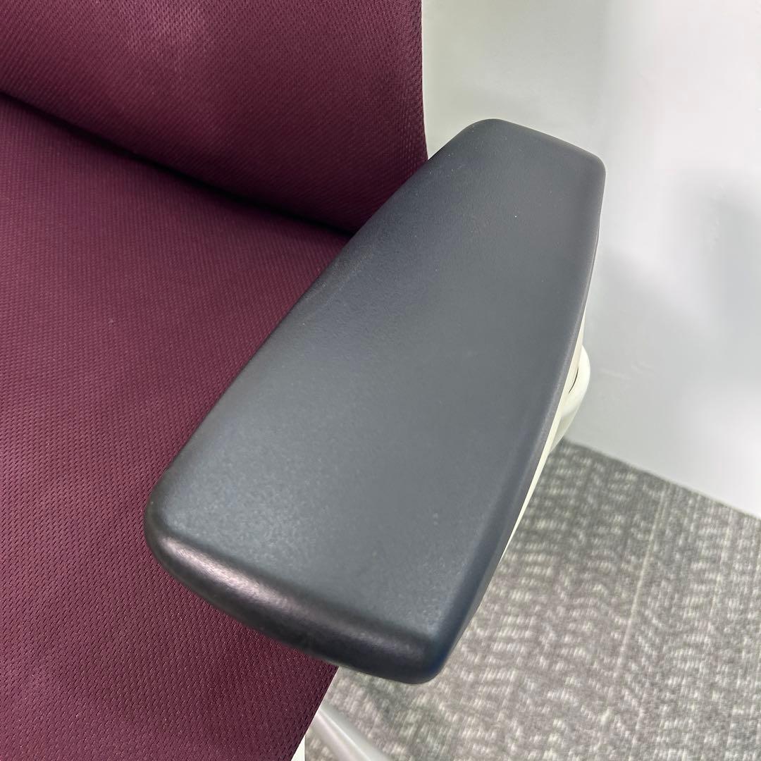 ②エンボディチェア ハーマンミラー ホワイト Embody えんじ色系