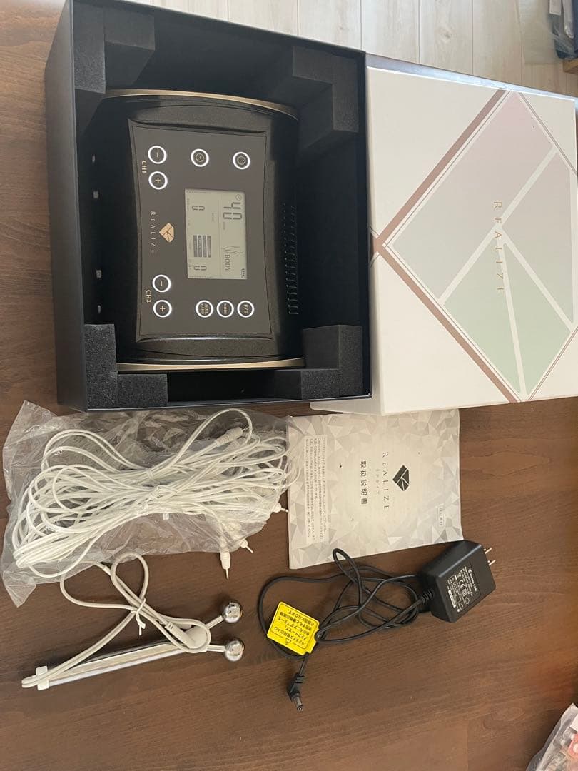 REALIZE スリムビューティハウス　本体と美顔器