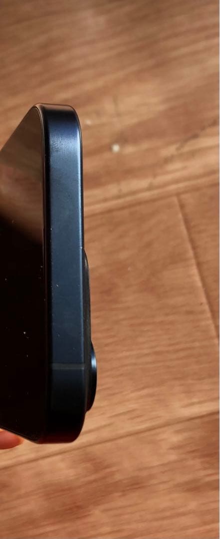 ほぼ未使用★iPhone15 PRO★充電４回★バッテリー100%★修理交換無し