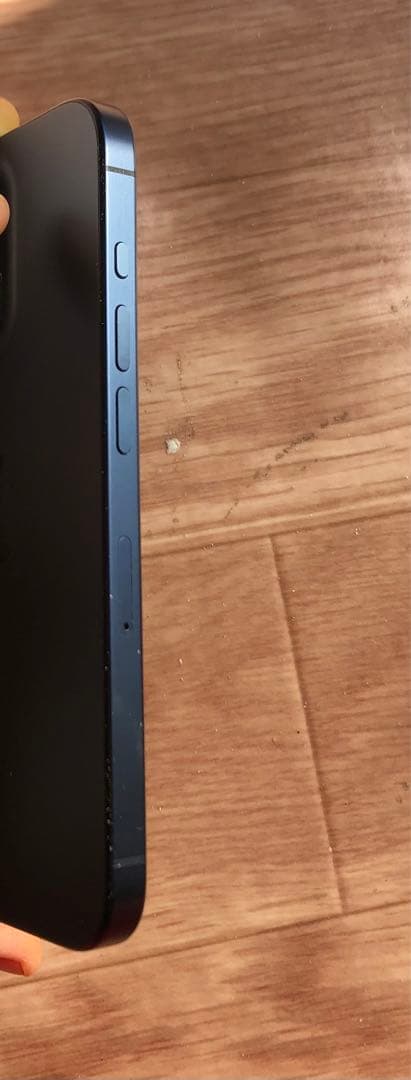 ほぼ未使用★iPhone15 PRO★充電４回★バッテリー100%★修理交換無し