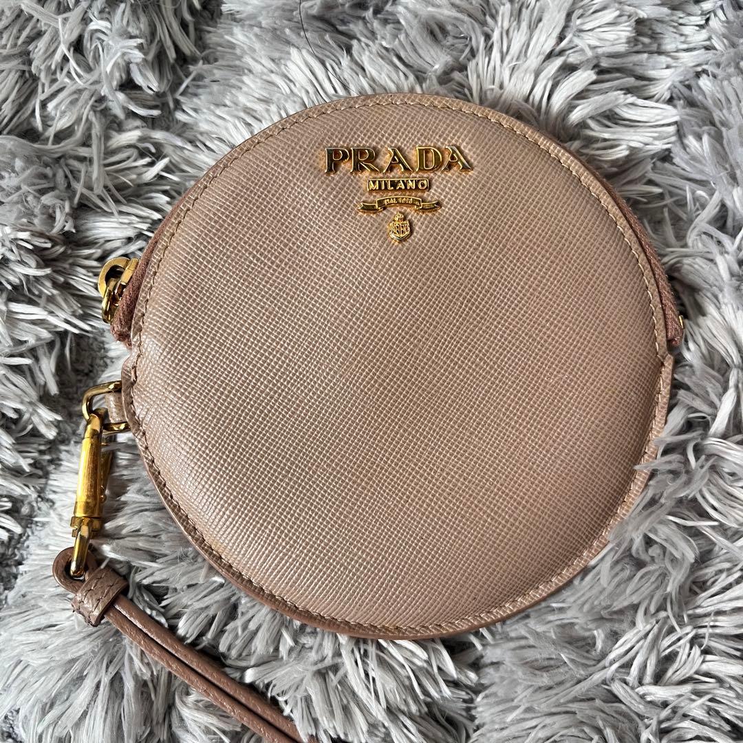 良品✨PRADA ラウンドケース　サフィアーノ　ストラップ付き　メタルロゴ