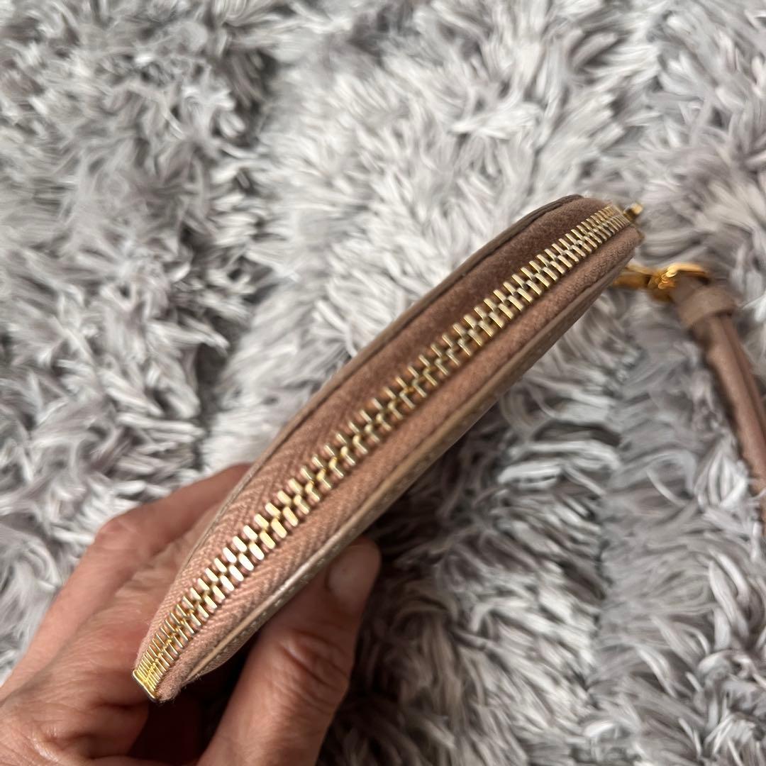 良品✨PRADA ラウンドケース　サフィアーノ　ストラップ付き　メタルロゴ