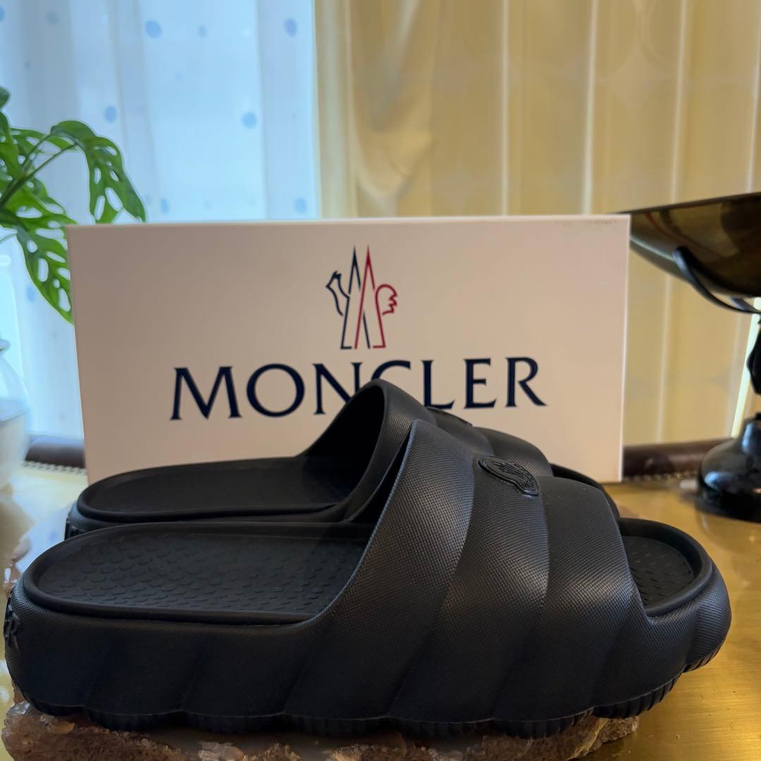 【新品完売サイズ】MONCLER Liloサンダル ブラック　25cm