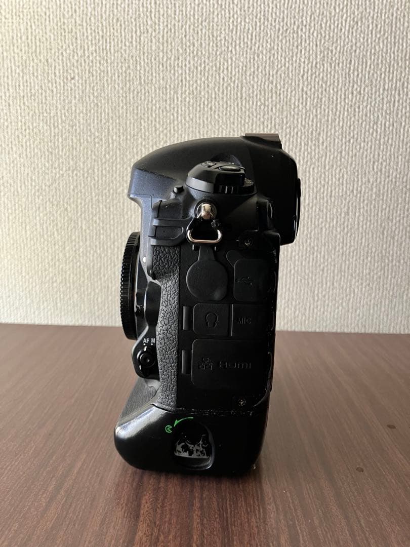 Nikon D4 デジタル一眼レフカメラ 本体とバッテリー