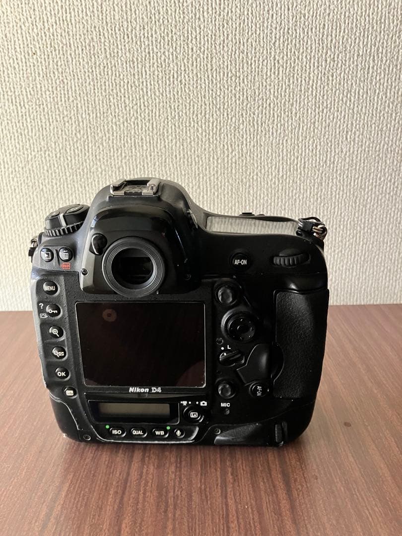 Nikon D4 デジタル一眼レフカメラ 本体とバッテリー