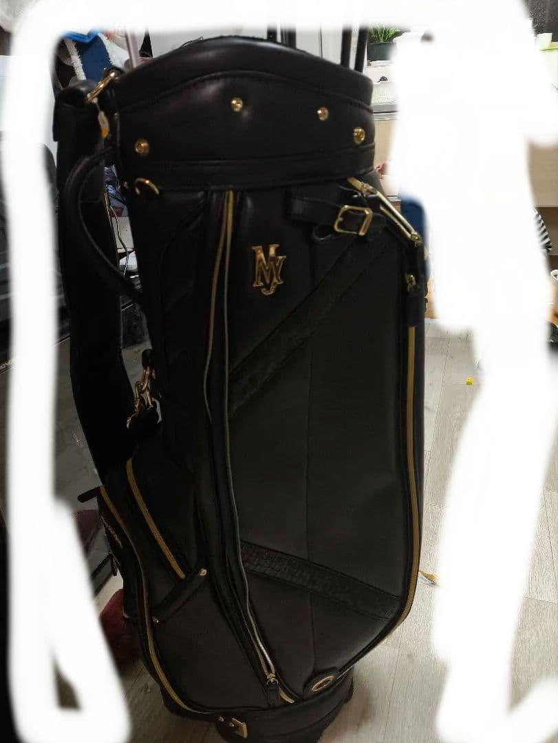 ゴルフクラブセットと黒のバッグ