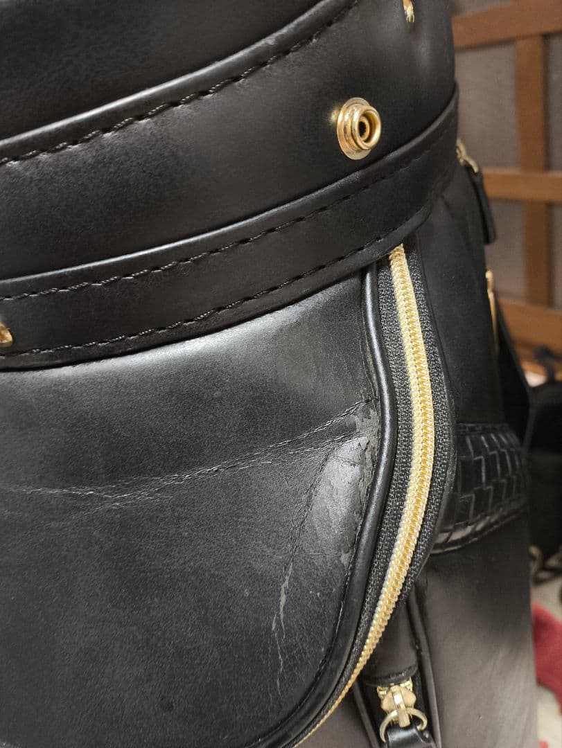 ゴルフクラブセットと黒のバッグ