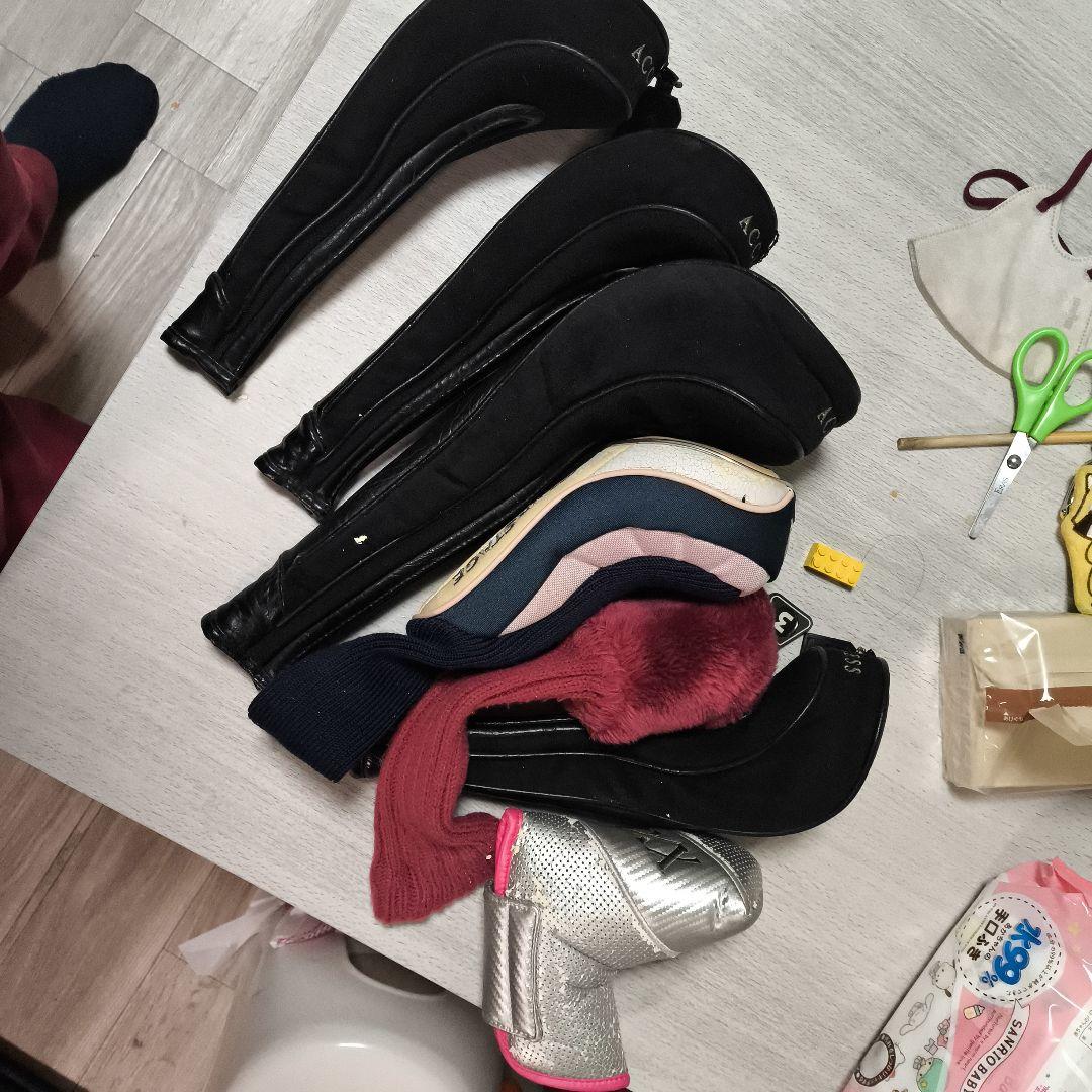 ゴルフクラブセットと黒のバッグ