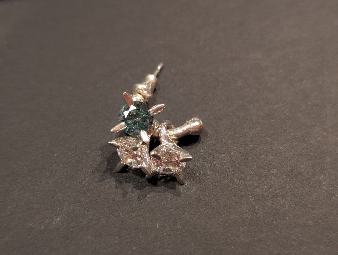 e.m.イーエム　グリーンのストーン入り3連ピアス　片耳　SILVER