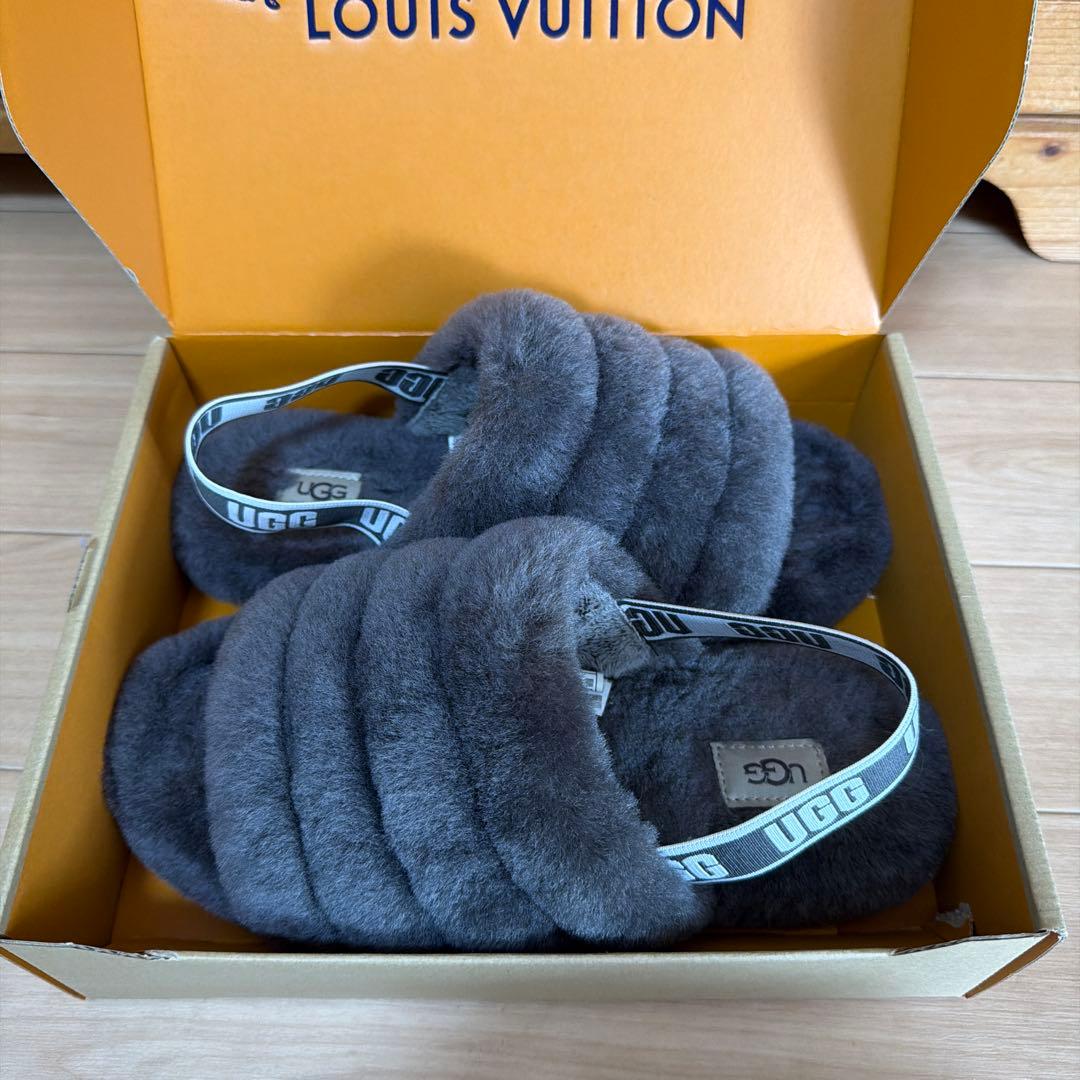 【ゆ】　UGG サンダル　グレー