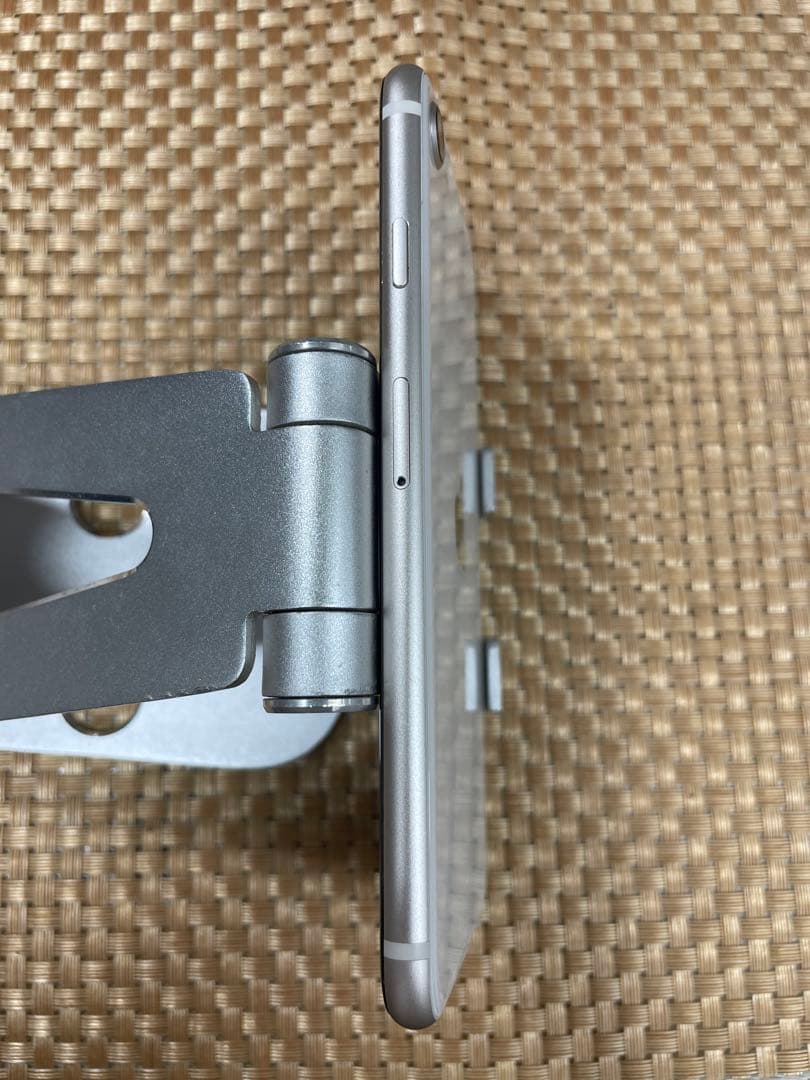 iPhone SE 第3世代 64 GBスターライトSIMフリー【2642】