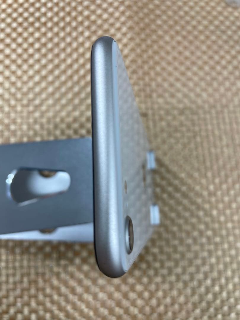 iPhone SE 第3世代 64 GBスターライトSIMフリー【2642】