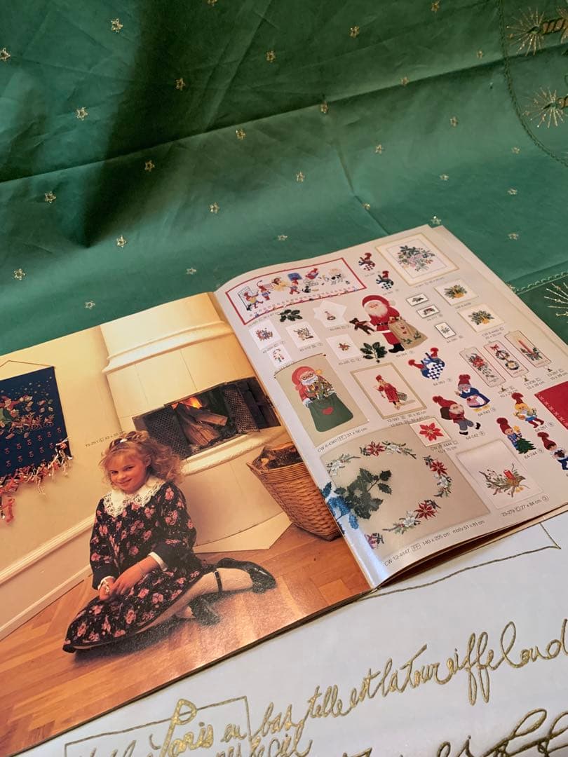 デンマーク製　北欧雑貨　ビンテージの伝統模様が刺繍された素敵な大型ベルプール！