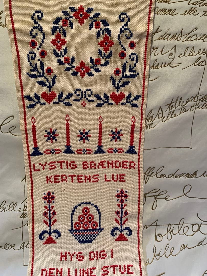 デンマーク製　北欧雑貨　ビンテージの伝統模様が刺繍された素敵な大型ベルプール！