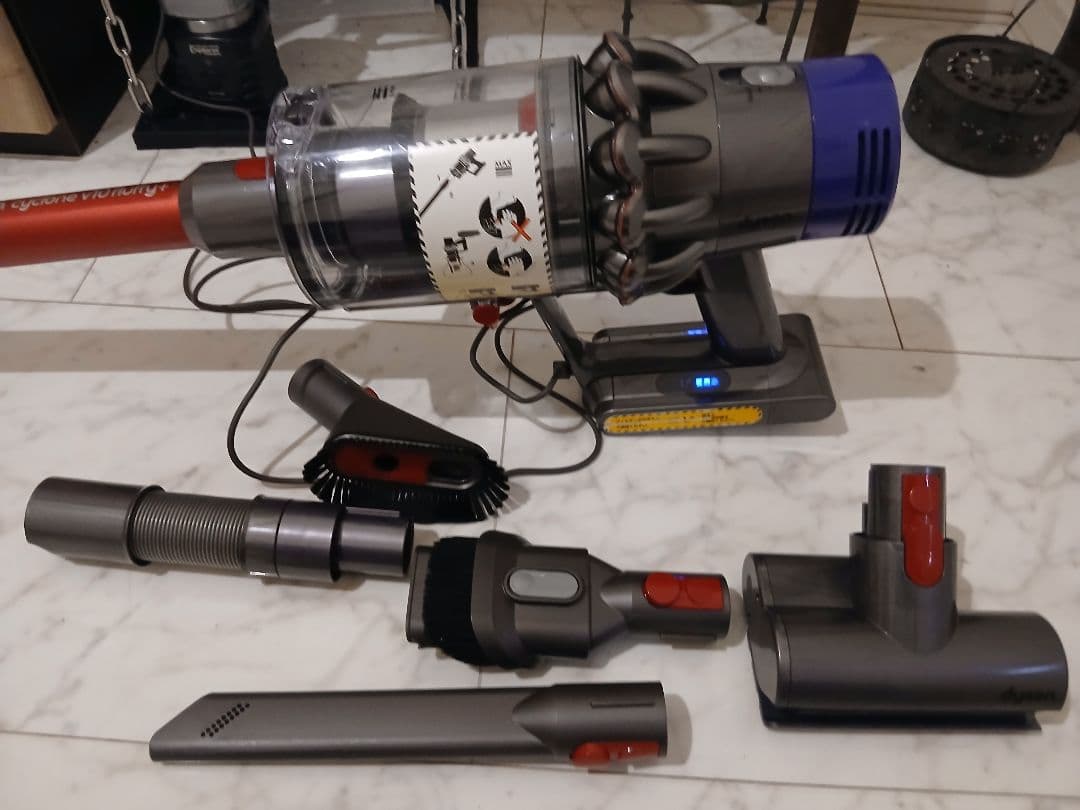 く*ら様 Dyson V10 Fluffy+ 本体一式 付属品多数 動作確認済