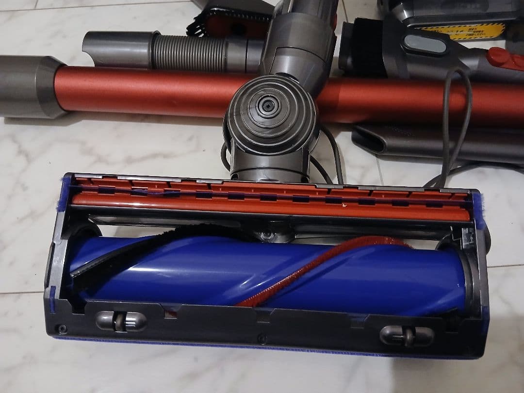 く*ら様 Dyson V10 Fluffy+ 本体一式 付属品多数 動作確認済