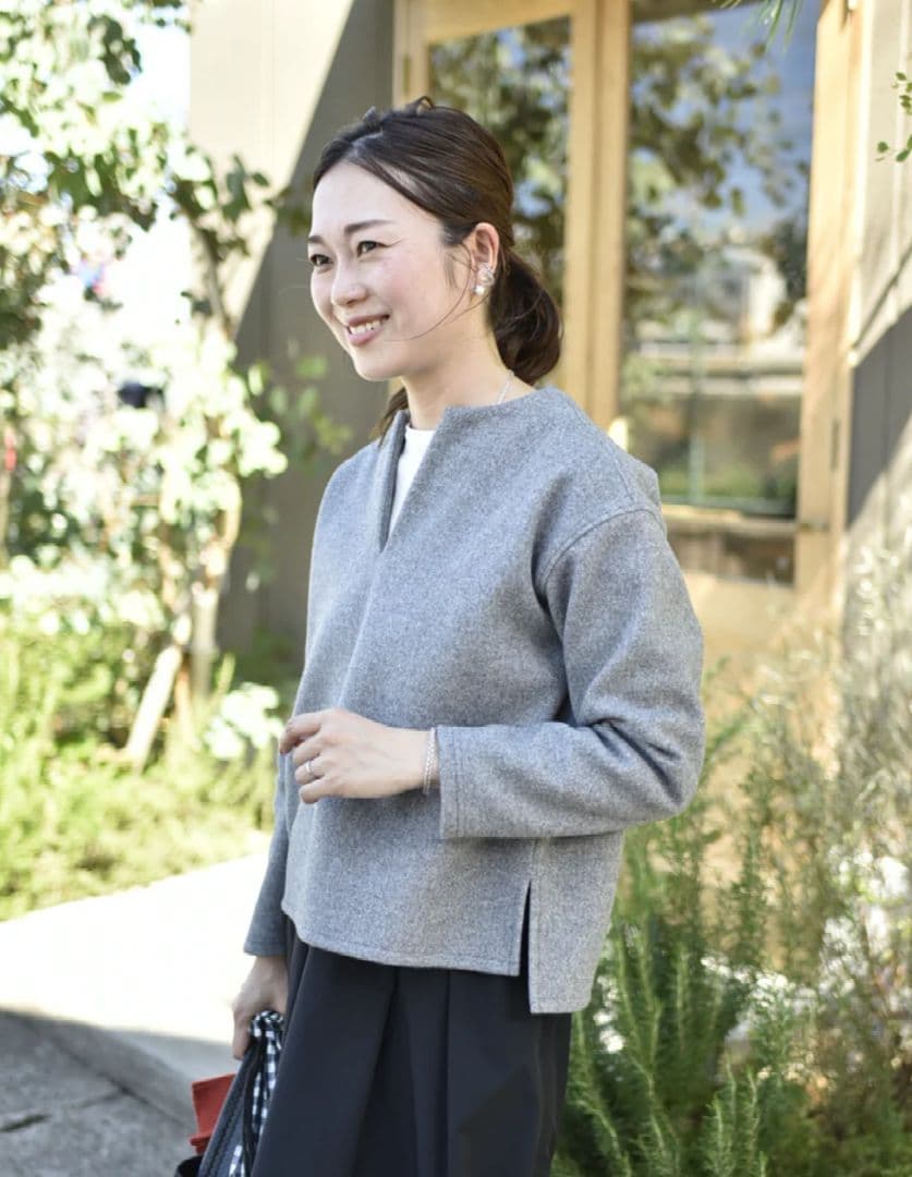 our洗えるウール混素材のキーネックプルオーバー杢グレー