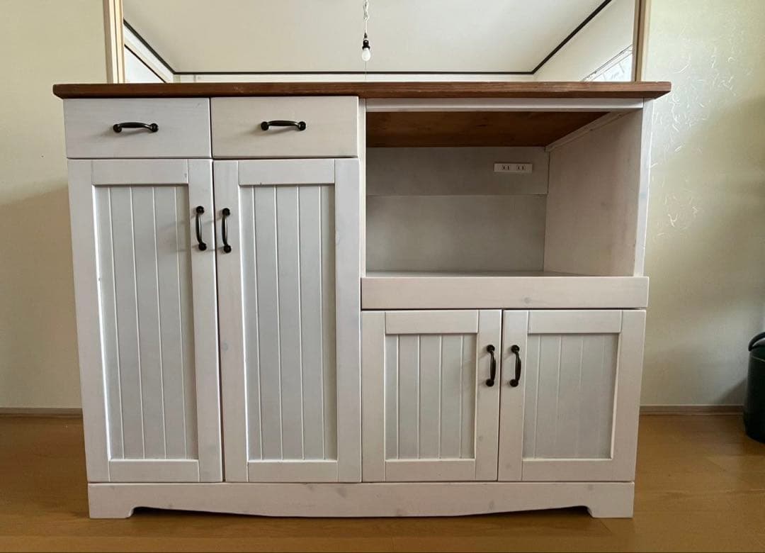 【カントリー調/美品】 木目天板のキッチンカウンター 食器棚 (コンセント付き)