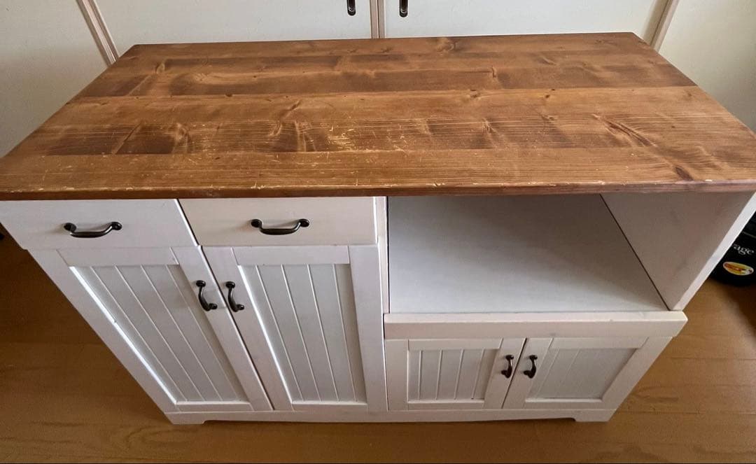 【カントリー調/美品】 木目天板のキッチンカウンター 食器棚 (コンセント付き)