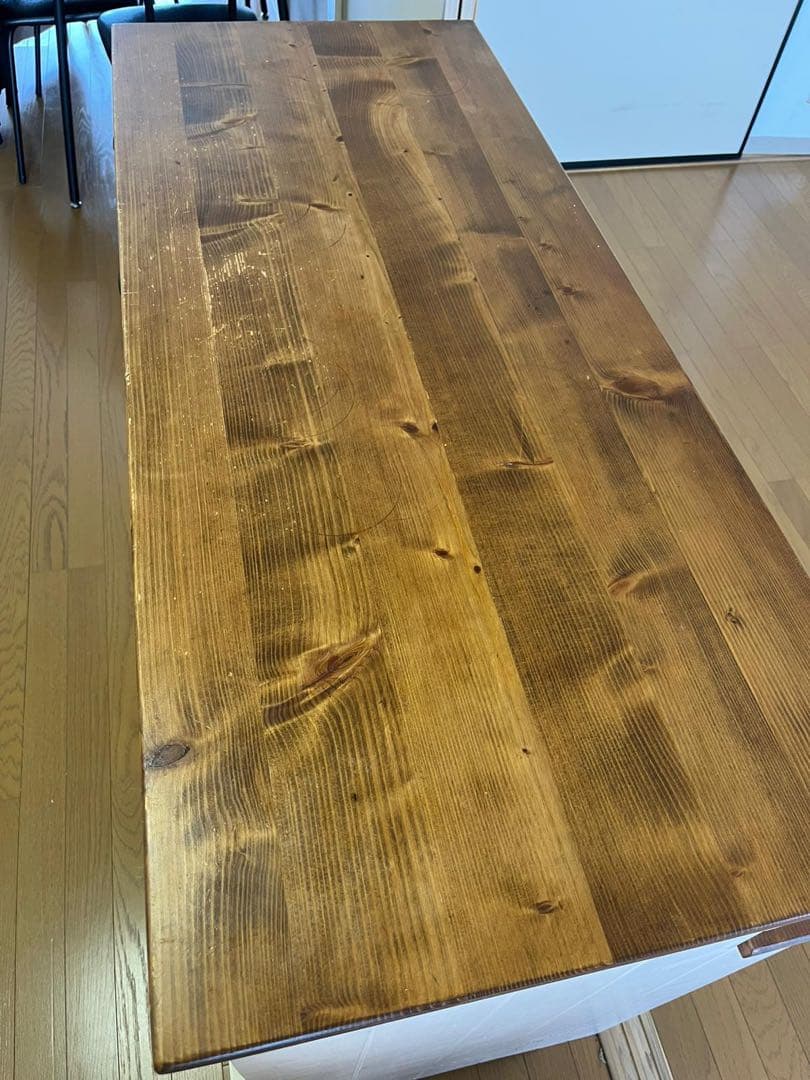 【カントリー調/美品】 木目天板のキッチンカウンター 食器棚 (コンセント付き)