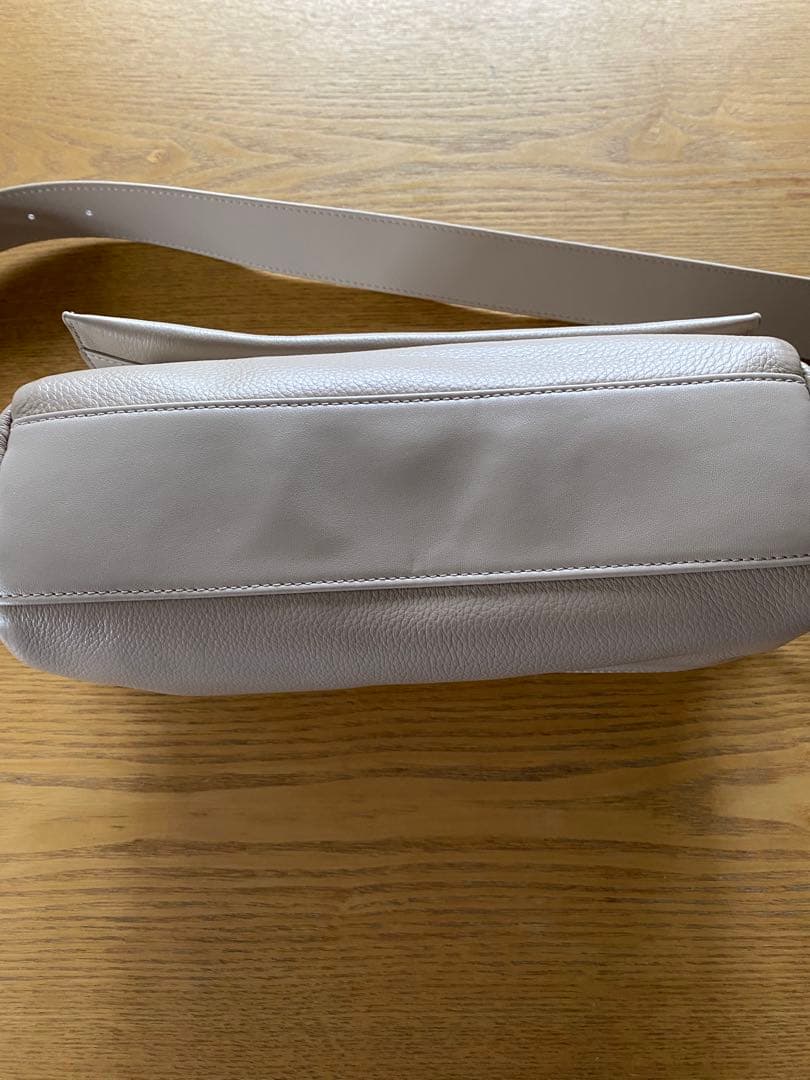 ビアズリーレザーボディーバック