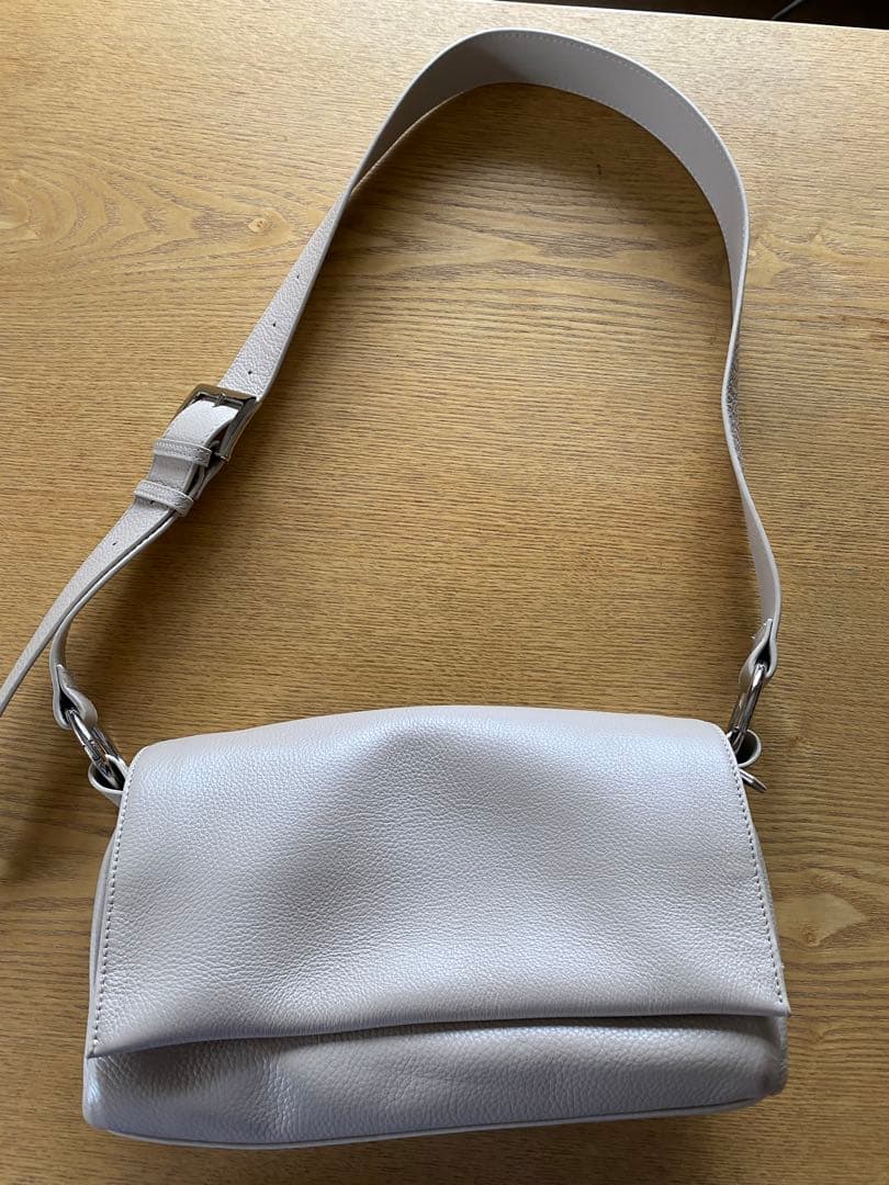 ビアズリーレザーボディーバック