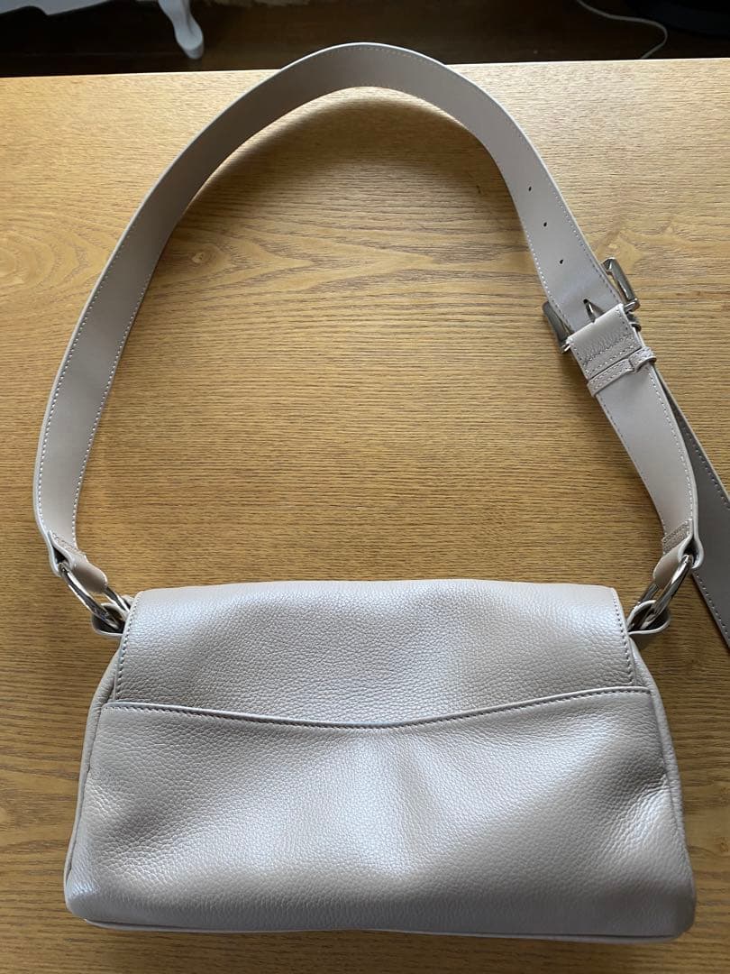 ビアズリーレザーボディーバック