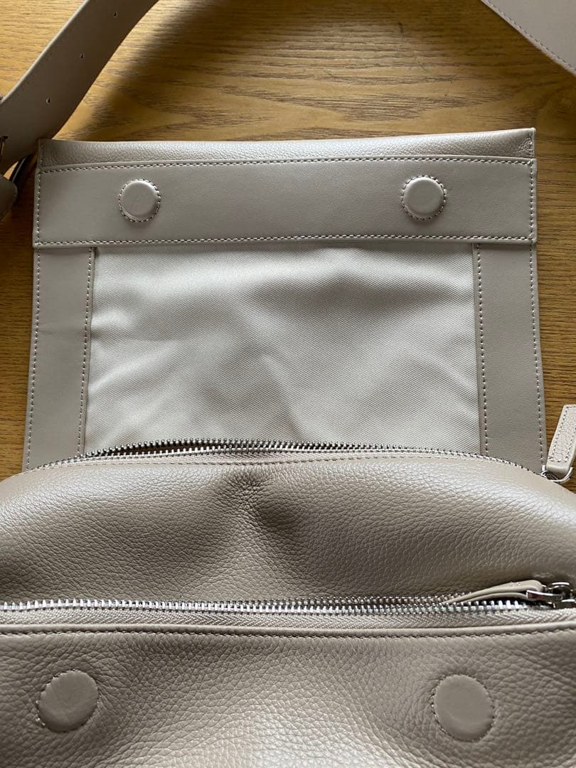 ビアズリーレザーボディーバック