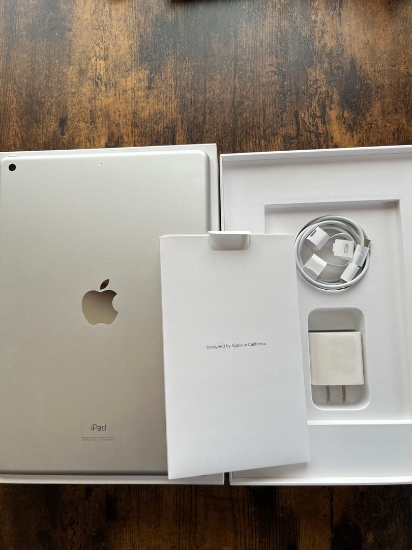 iPad 第8世代シルバー 本体 充電器付き